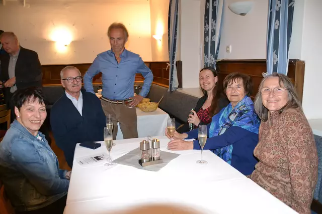 Eva Meinitzer, Peter Drabek, Martin Müller, Florentina Gareiß, Anita Kohl und Silvie Löcker genießen noch Sekt vor der Vorstellung. | Foto: Alexander Fritsch