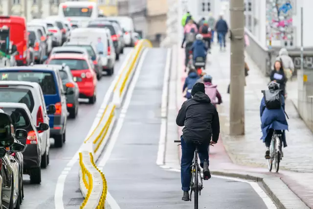 Zu Stoßzeiten kommt es vor allem auf der Seite des Neuen Rathauses zu Staus. Die Markierungen sollen deshalb noch verbessert werden. | Foto: Fotokerschi.at