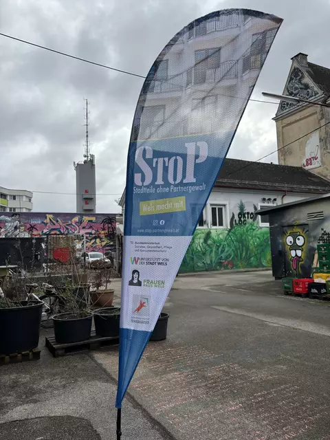 Fahnen weisen den Weg zum StoP-Büro.  | Foto: MeinBezirk/Kirschner
