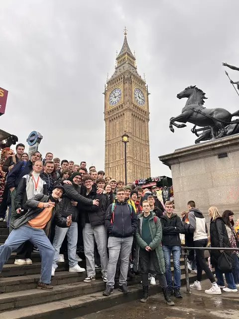 36 Schülerinnen und Schüler der Abteilungen Mechatronik und Uhrentechnik der HTL Karlstein erlebten eine spannende Woche in England, die sprachliche, kulturelle und technische Einblicke bot.
 | Foto: HTL Karlstein