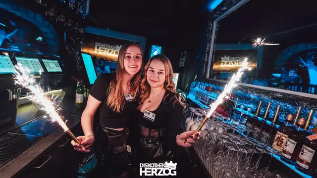 Hannah und Julia haben die Gäste mit Getränken versorgt. | Foto: Diskothek Herzog