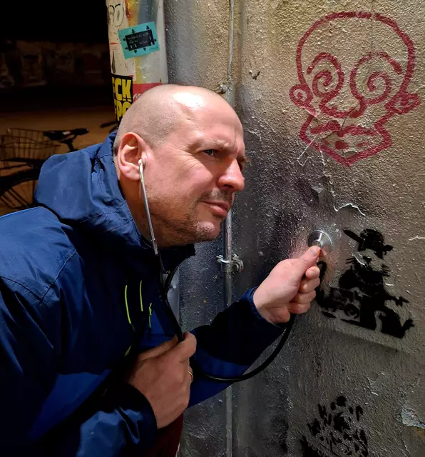 Chefsache: Schl8hof Wels-Referent Thomas Rammerstorfer kann das Gebäude des Kulturzentrums nach dem Steinlaus-Befall am Folgetag des 1. Aprils wieder freigeben. | Foto: Rammerstorfer