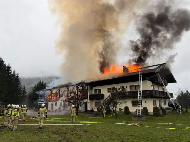 Am Samstag am Nachmittag kam es bei einem Bauernhof in Westendorf zu einem Brand. Der Großeinsatz der umliegenden Feuerwehren gestaltete sich wegen der Abgelegenheit des Hofs als schwierig. | Foto: Zoom.Tirol