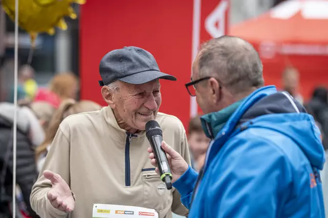 Mit über 90 Jahren läuft Julius Holzner noch immer Langstrecken.  | Foto: Zemasch
