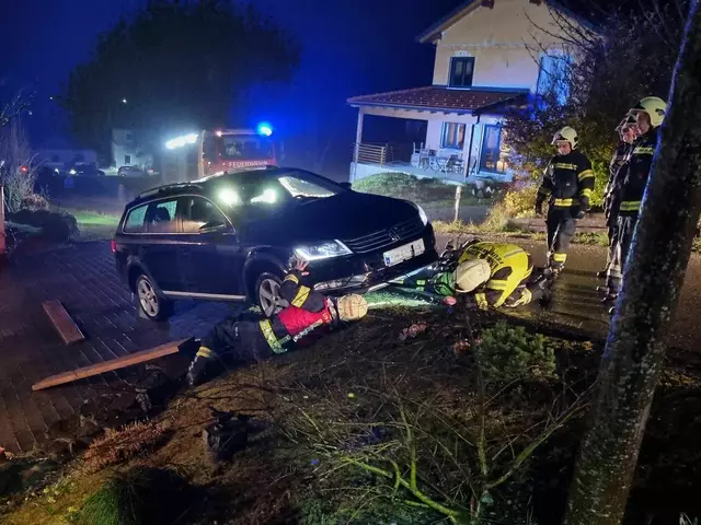 In Ottnang hat es gestern, 30. März, einen Unfall gegeben. Der Wagen drohte abzurutschen.  | Foto: FF Ottnang