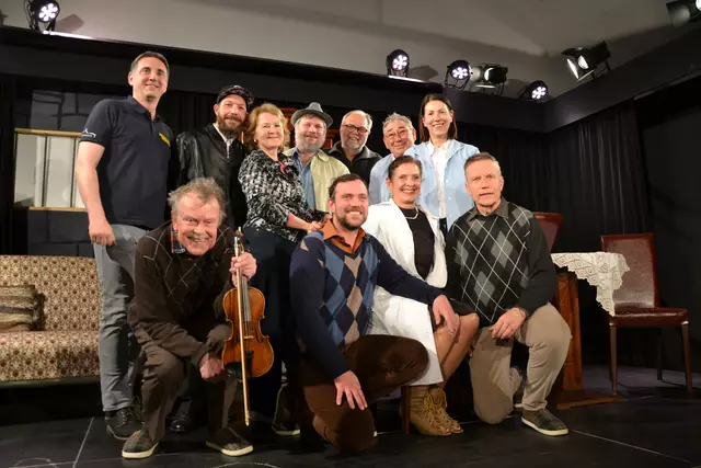 Das Theaterensemble zusammen mit Bürgermeister Ferdinand Lerchbaumer | Foto: Alexander Fritsch