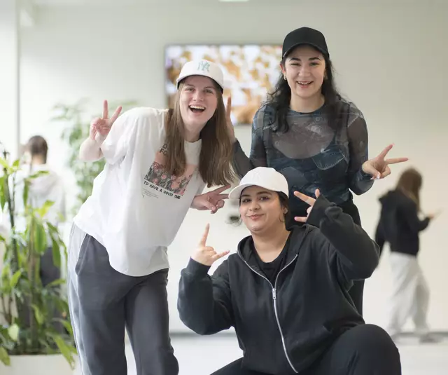 20 dm Lehrlinge nahmen im Rahmen der „future.zone“, dem dm Ausbildungsprogramm, an einem viertägigen Tanzworkshop teil. Dabei ging es auch um Teamwork und Selbstbewusstsein. | Foto: dm/Wolfgang Lienbacher