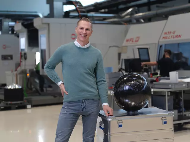 Dieter Grebner, Chef von Peak Technology aus Holzhausen, mit einem der Tanks, der auch in der Isar-Rakete Anwendung gefunden hat. | Foto: Peak Technology