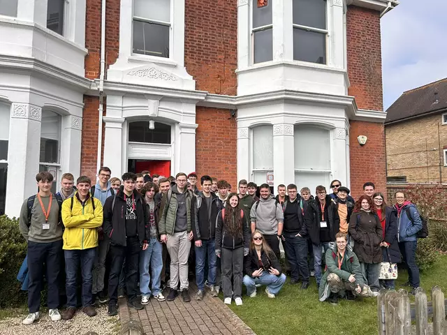 Ein weiteres Highlight war der Besuch des Northbrook College Airport Campus, wo die Schüler spannende Einblicke in die Luftfahrt-, Fahrzeug- und Motorsporttechnik erhielten. | Foto: HTL Karlstein