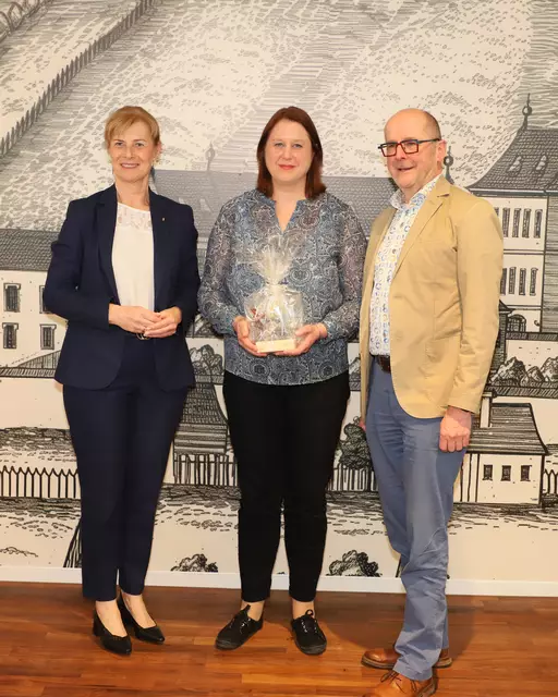 Martina Mühlebner mit Doris Staudinger (li.) und Christian Pichler. | Foto: Bibliotheksfachstelle/Franz Reischl