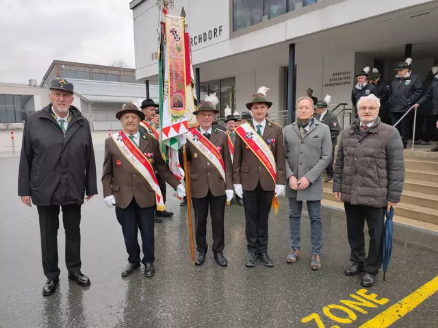 v.l. BO Hans-Peter Koidl, Fahnenabordnung der Kam. Kirchdorf mit Obm. Hans Brandntner, Vize-Bgm. Robert Jong, Bgm. Gerhard Obermüller.