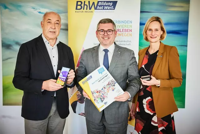 Die "Smartphone-Mappe": Der Scheibbser Bildungswerk-Leiter Franz Raab mit Landesrat Ludwig Schleritzko und BhW-Geschäftsführerin Therese Reinel | Foto: Franz Gleiß