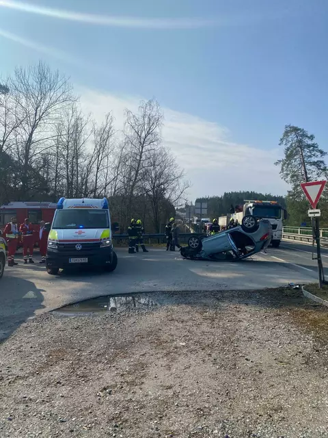 Durch die Wucht des Aufpralls wurde der auffahrende PKW in die Luft geschleudert und kam auf einem angrenzenden Parkplatz vor der Stauseebrücke zum Liegen. | Foto: FF Friedersbach