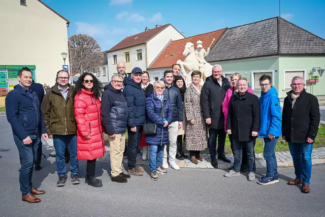 Die Enthüllung wurde von zahlreichen Gästen sowie Anwohnerinnen und Anwohnern begleitet. | Foto: Eisenstadt