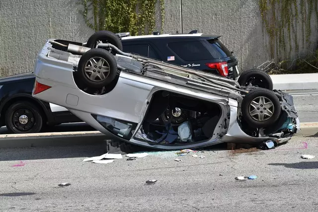 In Lehen kollidierte am heutigen Montagvormittag eine 55-jährige Bosnierin mit ihrem Pkw gegen das Vorderrad eines parkenden Lkw. In Folge überschlug sich der Pkw seitlich und kam am Fahrzeugdach zum Stillstand. | Foto: Symbolbild: Pixabay