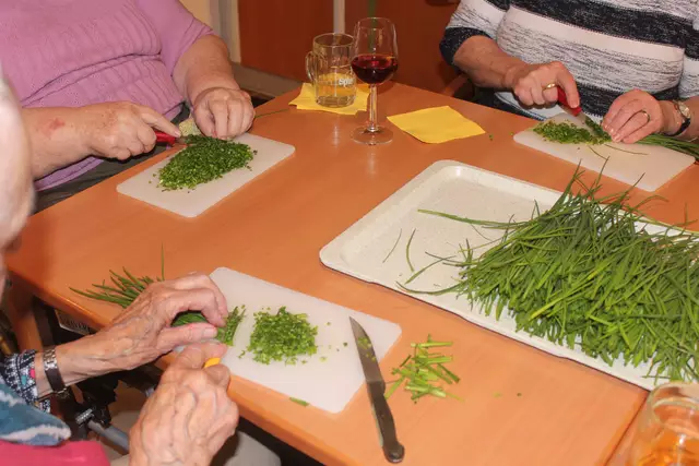 Fleißige Hände der Pflegeheimbewohner beim Schnittlauchschneiden. | Foto: PBZ Neunkirchen