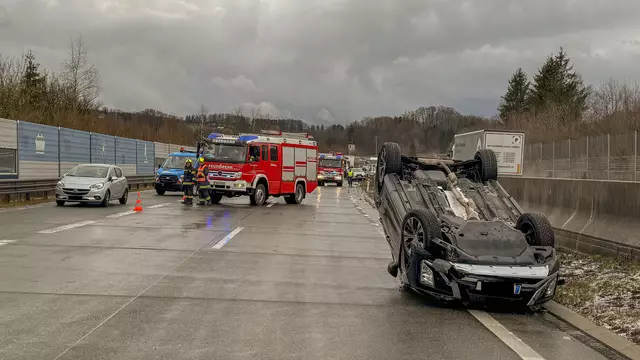 Drei Feuerwehren wurden zu einem Verkehrsunfall auf der A1 Westautobahn alarmiert. | Foto: FF Oberwang