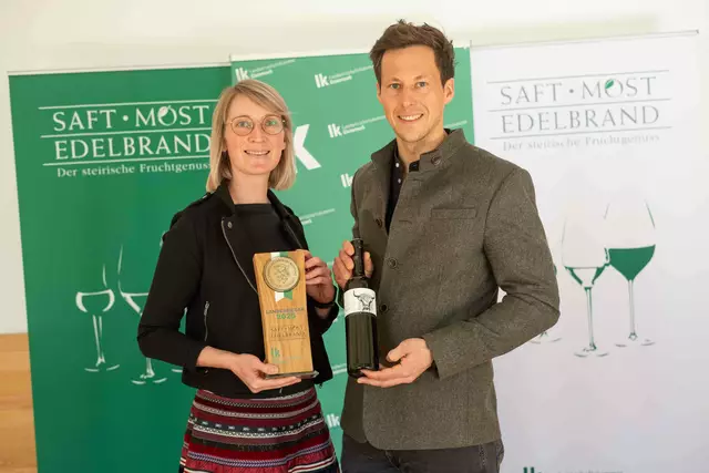 David Kargl von Kühbreinmost mit Freundin Beate und der Landessieger-Auszeichnung. | Foto: LK/Danner