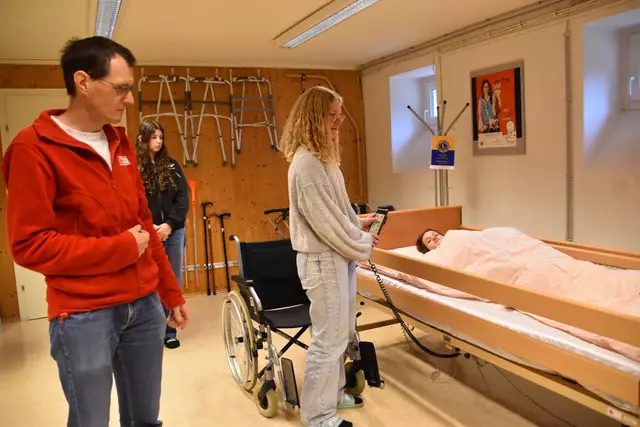 Auch das Bedienen von einem Krankenbett muss geübt werden. | Foto: Preineder