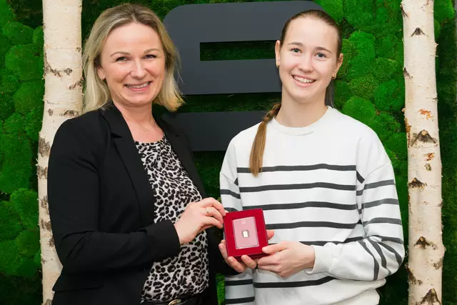 Mit Freude nahm Magdalena Kobler den Gewinn in der Sparkasse Mühlviertel West - Rohrbach entgegen: Ein echtes Goldstück. | Foto: Alfred Hofer