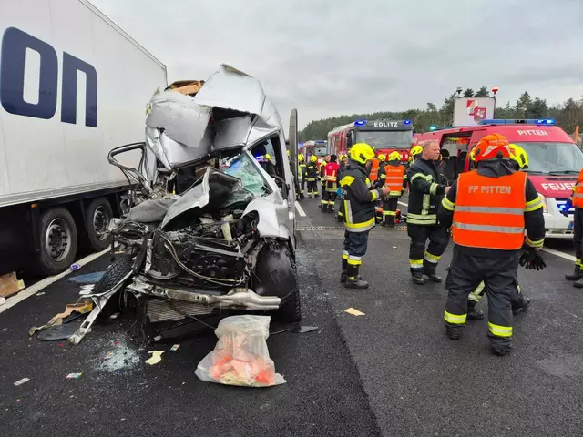 Neue Informationen gibt es rund um den schweren Verkehrsunfall auf der A2 am Dienstagmorgen. Der ukrainische Kleinbus soll gegen den Lkw geprallt sein, als dieser gerade einen Parkplatz verließ und erneut auf die Autobahn auffuhr. Die Gründe hierfür sind nach wie vor ungeklärt. | Foto: www.einsatzdoku.at