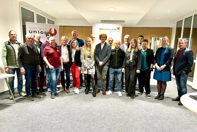 Der Vorstand der Sportunion Raiffeisenbank Leibnitz mit Athletinnen und Athleten. | Foto: Sportunion Leibnitz