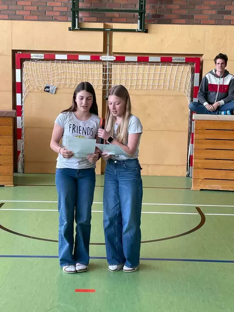 In der Schardenberger Mittelschule fand ein etwas anderer Vorlesetag statt. Auch diese beiden Schülerinnen trugen ihre Texte im Rahmen einer Slam-Show vor. | Foto: Mittelschule Schardenberg