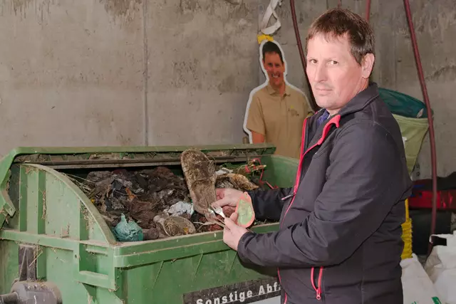 Bei Bioabfall mit Verantwortung jedes Einzelnen haben Schuhe, Besteck oder Windeln nichts verloren, ist Kompostieranlagenbetreiber Gerald Hofer überzeugt. | Foto: Alfred Hofer