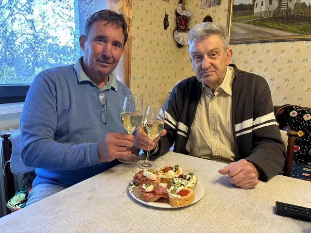 Bürgermeister Franz Wachter stieß mit Geburtstagskind Eduard Strini zum 85er an. Dazu gab es Brötchen von der Brötchenstube Zöhrer. | Foto: Michael Strini