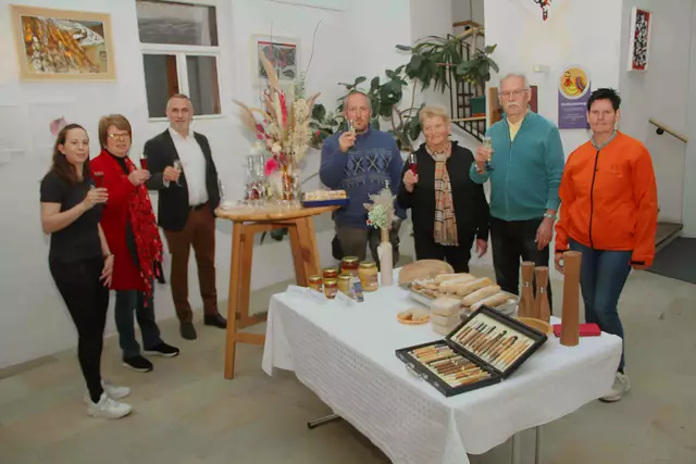 Beim Smalltalk blickt man zuversichtlich in die neue Bauernmarkt-Saison. Rainer Lichtenecker -Honigproduzent aus Goberling - würde sich wünschen, dass die Markt-Besucherinnen und Besucher vermehrt auf Qualitätsprodukte aus der Region greifen. Billig- und verpantschte Honigprodukte überschwemmen leider die Märkte -aber um 6 Euro kann niemand ein Kilo Qualitätshonig produzieren.  | Foto: Peter Seper