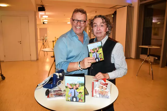 Im Anschluss gab es dann noch CDs, DVDs und Autogramme vom Kabarett-Duo. | Foto: Alexandra Goll