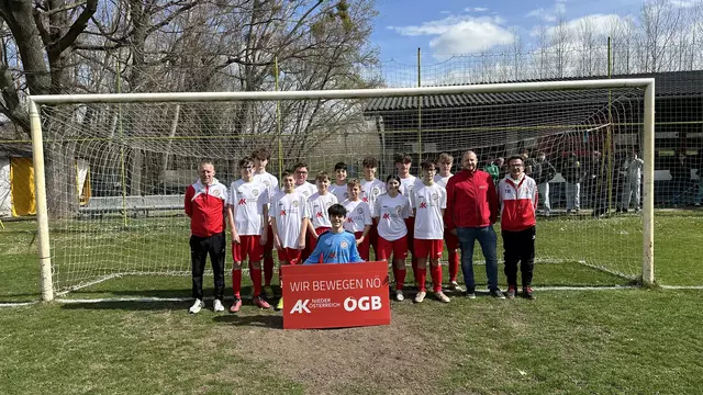 Bezirksstellenleiter Christian Bartel (2. v.r.) mit den Trainern, Betreuern und Spielern der U14-Mannschaft SC Rohrau-Gerhaus | Foto: Christian Bartel