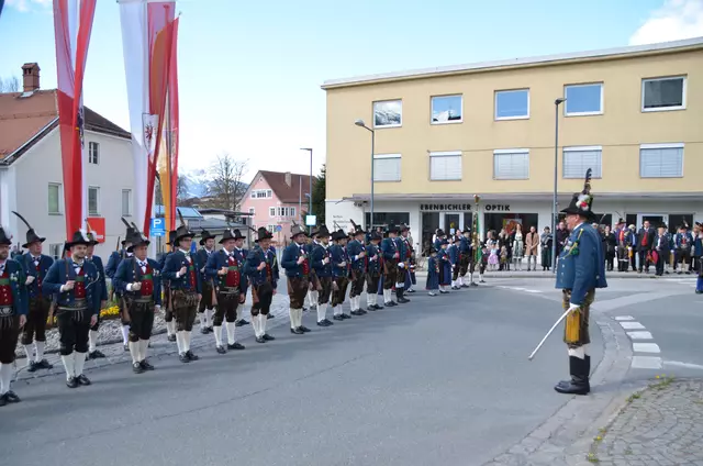 Die Schützenkompanie Hall feiert ihren Jahrtag mit Musik, Tradition und zahlreichen Gästen aus der Region. | Foto: Speckbacher Schützenkompanie Hall