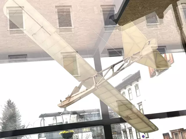 Das Flugzeug-Modell im Museums-Glaskubus. | Foto: Kogler