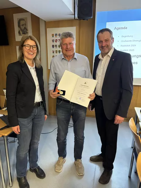 Bezirkshauptfrau Y. Weidenholzer, Helmut Wimmer und Christian Kloibhofer vom Zivilschutzverband OÖ. | Foto: Zivilschutzverband Ried im Innkreis