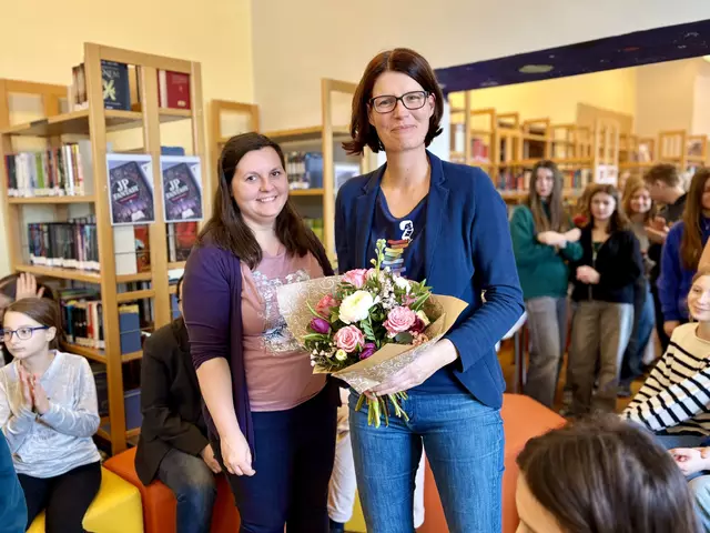 Deutschlehrerin Regina Forstenlechner (links) mit Katharina Engleder vom Schulverein. | Foto: Europagymnasium Baumgartenberg