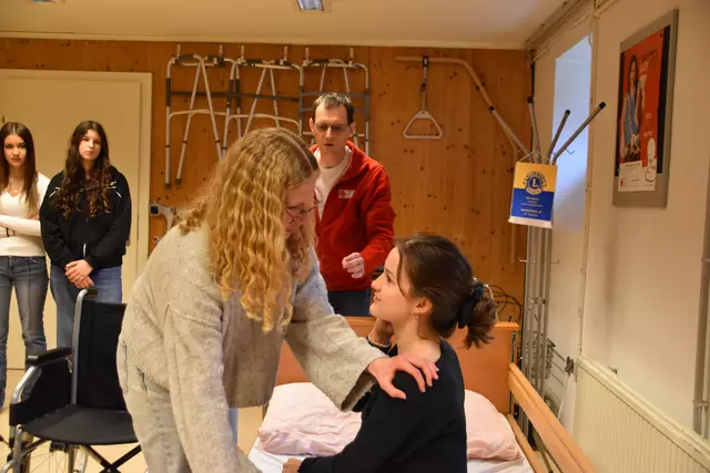 Die Schülerinnen zeigen vor, wie man Rückenschonend beim Aufstehen hilft. | Foto: Preineder