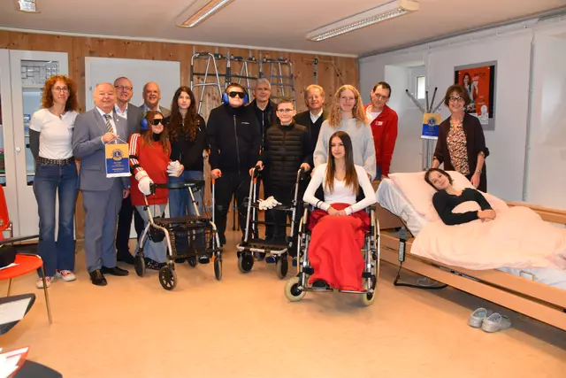 Mohammed, Benjamin, Ilvy, Mavie, Marta, Anja und Liliana mit Andreas Hartl, Angelika Weber, Brigitte Gumilar und den Lions. | Foto: Preineder