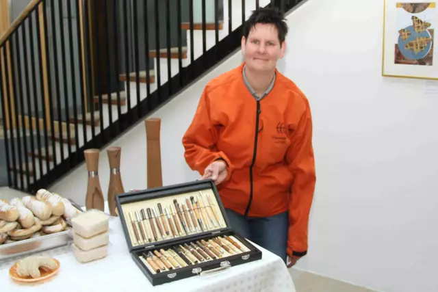 Hutter-Manifaktur ist mit Holzprudukten wie Salzmühlen, Kugelschreiber bis Füllhalter am Bauernmarkt vertreten. | Foto: Peter Seper