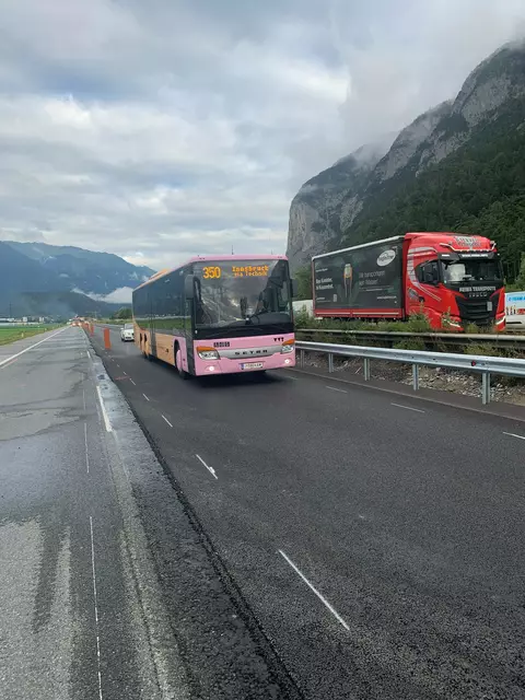 Während der Sanierungsarbeiten auf der Inntalautobahn gab es den Testbetrieb einer eigenen Öffi-Spur. Nun folgt der nächste Schritt.  | Foto: ASFINAG