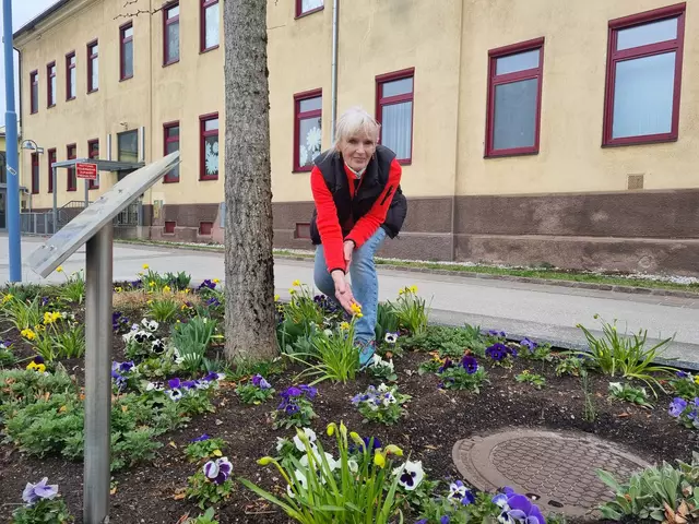Sigrid Zaloznik sorgt seit vielen Jahren dafür, dass St. Peter-Freienstein bunt erblüht. Blumen bedeuten für sie pures Glück. "Man muss den Pflanzen aber auch etwas zurückgeben, und zwar in Form von Dünger."  | Foto: Astrid Höbenreich-Mitteregger