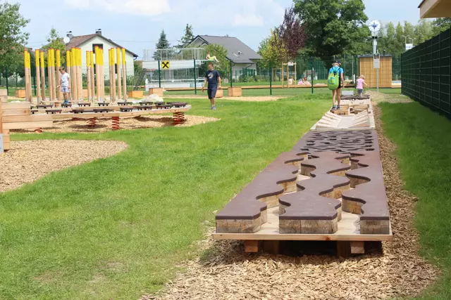 Der Motorikpark Andorf umfasst über 40 Einzelgeräte, die in 20 Stationen unterteilt sind. | Foto: Marktgemeinde Andorf