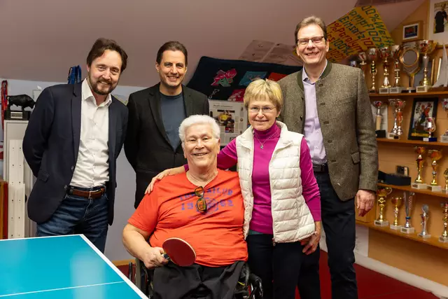 Egon Kramminger mit Gattin und seinen Lebensrettern: (v.l.): René Müller-Wille, Leiter des Instituts für Radiologie, Ronald K. Binder, Leiter der Abteilung für Innere Medizin II, Kardiologie und Intensivmedizin, sowie Hans Joachim Geißler, Standortleiter der Herz-, Gefäß- und Thoraxchirurgie, alle Klinikum Wels-Grieskirchen. | Foto: Marianne Mittermayr