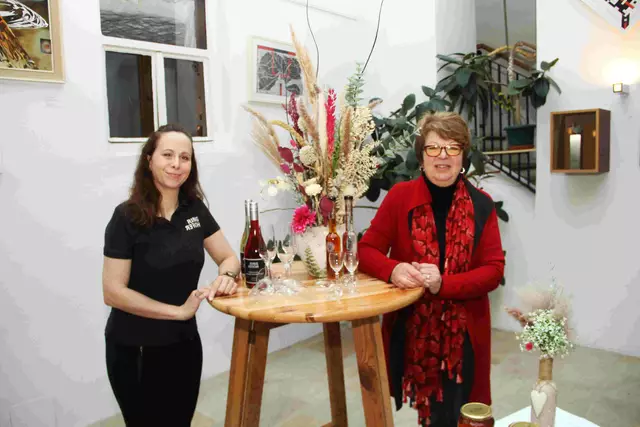Von Anbeginn dabei sind Sandra und Elfi Ringhofer aus Drumling mit g'schmackig veredelten Produkten aus ihrem Obstgarten. | Foto: Peter Seper