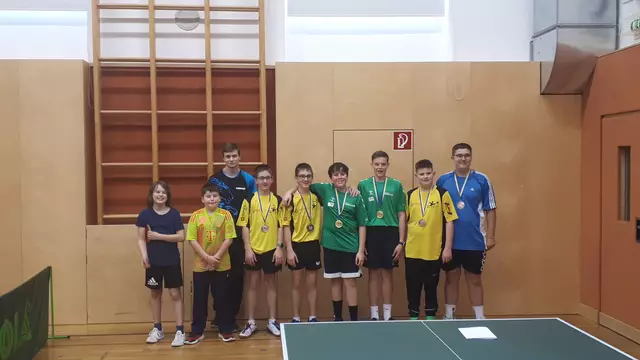 Die teilnehmenden Mannschaften der U15 Meisterschaft und die glücklichen Medaillengewinner - U15 Titelgewinner Paul Huber und Jonas Gaiswinkler (UTTC Raiba Zwettl1 - in grün) | Foto: UTTC Zwettl