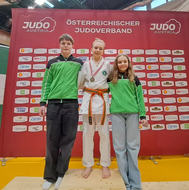 Der Bronzemedaillengewinner Simon Gierer (Mitte) mit seinen Vereinskollegen. | Foto: Judoteam Reichraming