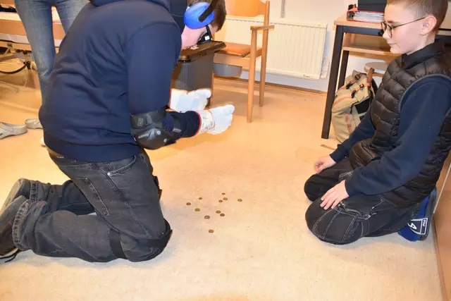 Nach dem "Altern" mit Handschuhen, Seheinschränkung und Gehörschutz ist das Aufheben von Münzen und befolgen von Anweisungen schwierig. | Foto: Preineder