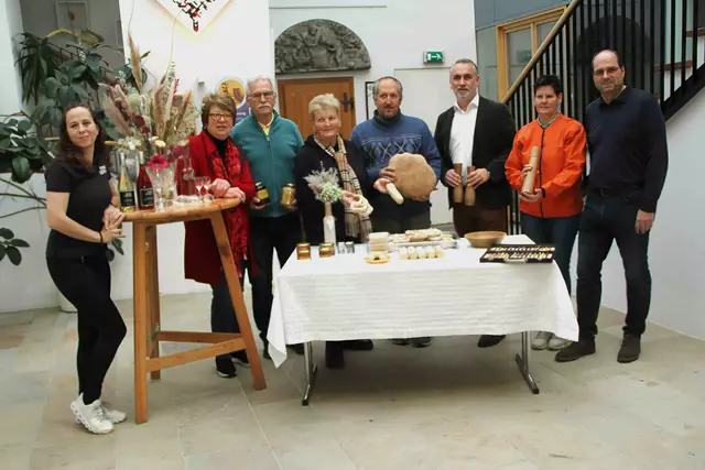Bauernmarkt-Gipfel in Stadtschlaining - ab 09. Mai wieder jeden zweiten Freitag geöffnet. Bgm. Markus Szelinger und Vizebgm. Gerald Rohr trafen sich mit den Ausstellerinnen und Ausstellern und sprachen über die Attraktivierung des Bauernmarktes. | Foto: Peter Seper