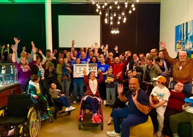 Tolle Stimmung bei der Scheckübergabe des Benefiz-Eishockeyspiels in der Dornbirner  | Foto: VorderlandHUS