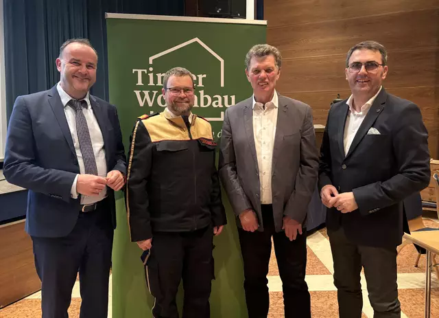 Bürgermeister Walter Astner, Kommandant Hannes Harasser, Walter Soier (Geschäftsführer Tiroler Wohnbau) und Anton Rieder (Riederbau) (v. li.) bei der Projektvorstellung im Festsaal Fieberbrunn. | Foto: Johanna Bamberger